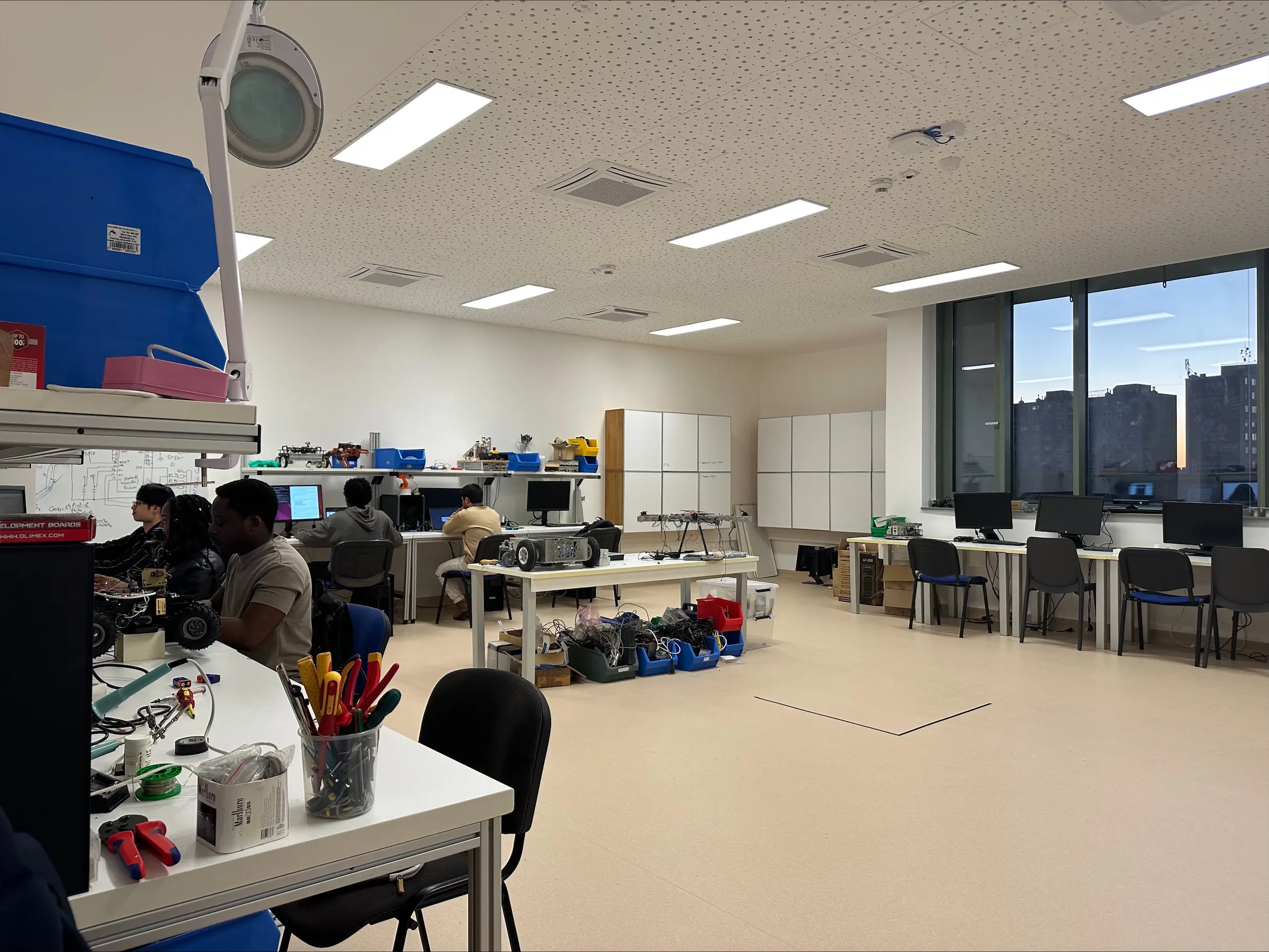 Auton&oacute;m &eacute;s Assziszt&iacute;v Robotika &ndash; A&sup2;R Kutat&oacute;labor