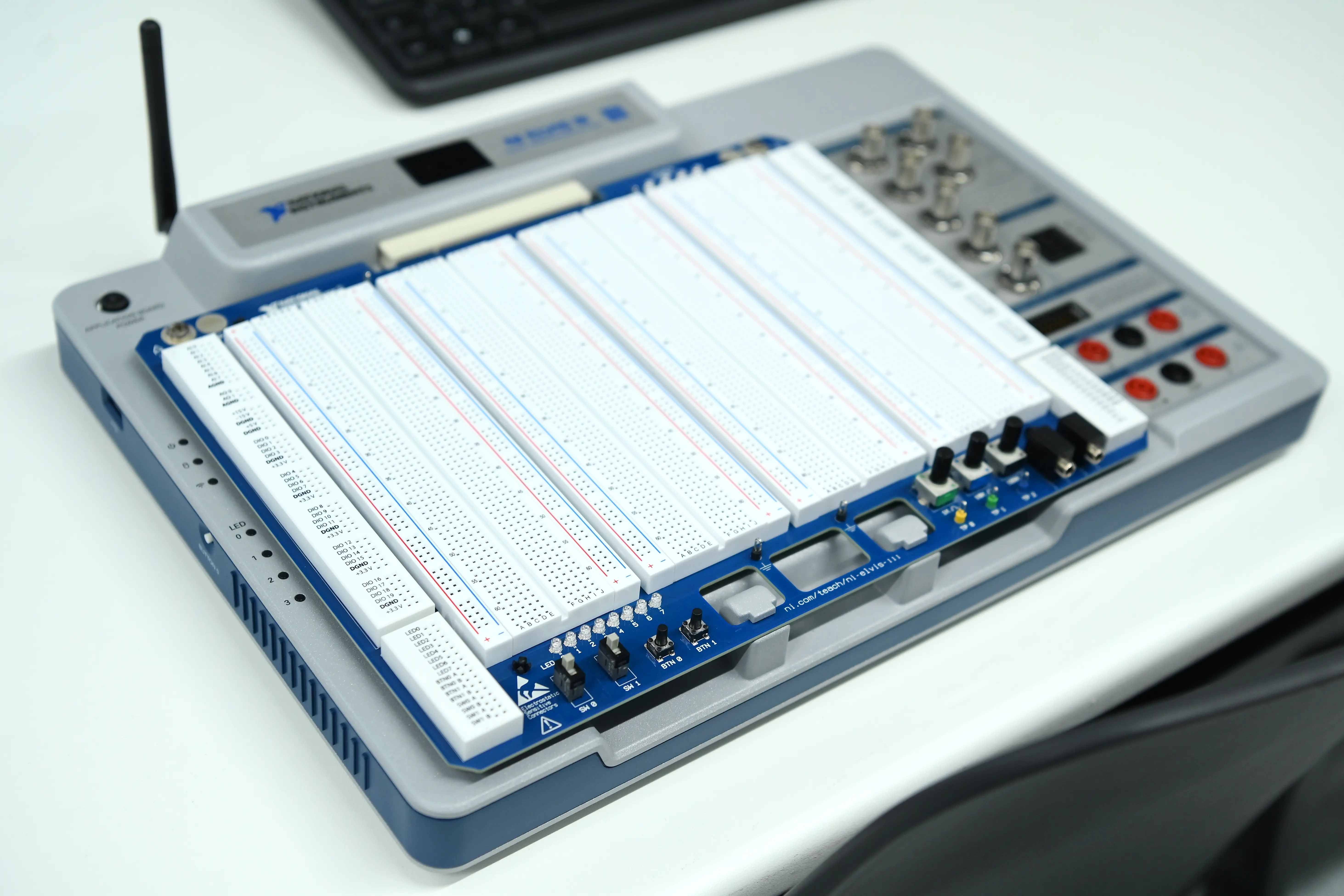 Be&aacute;gyazott Rendszerek &eacute;s M&eacute;r&eacute;stechnika NI-Emerson Laborat&oacute;rium