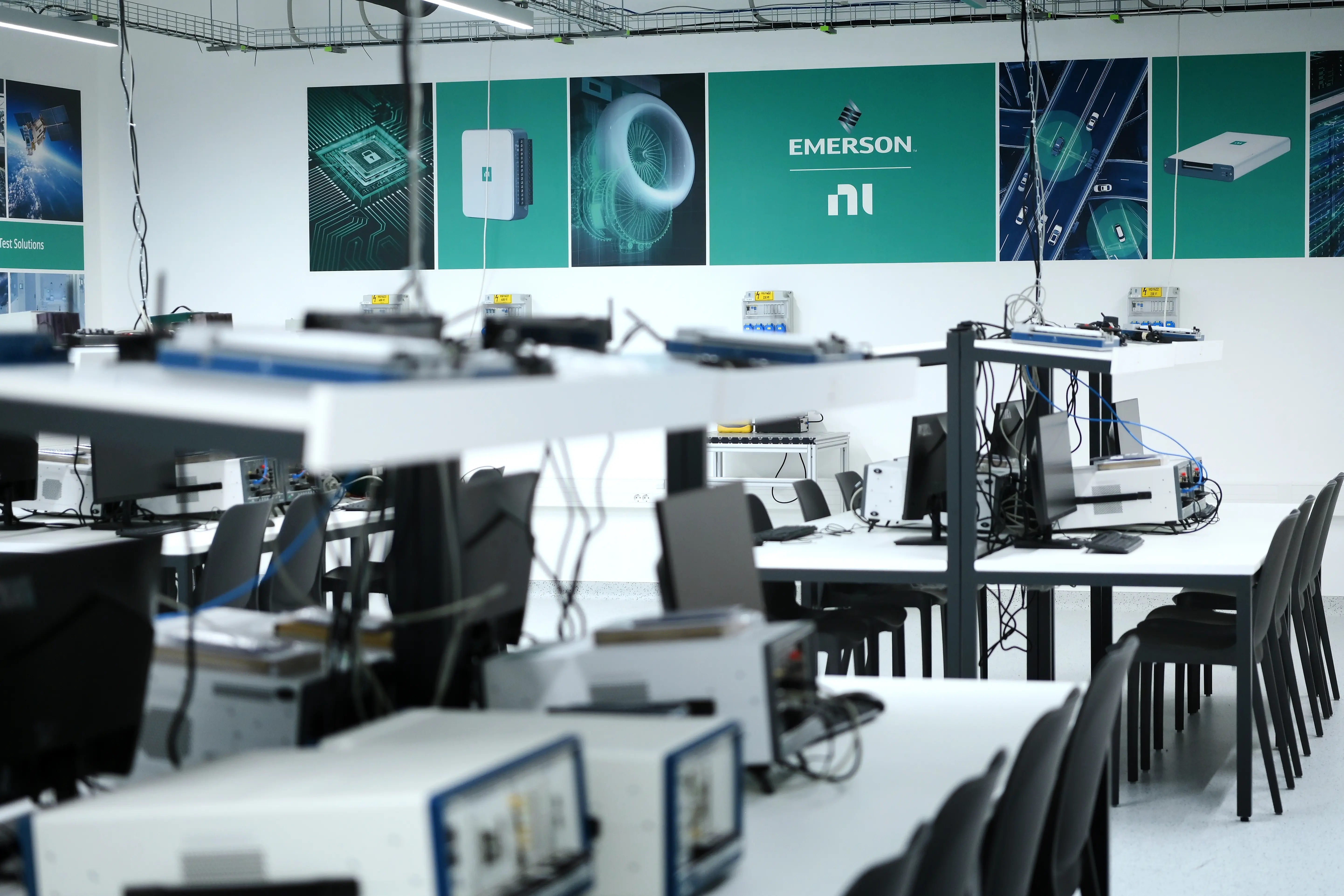 Be&aacute;gyazott Rendszerek &eacute;s M&eacute;r&eacute;stechnika NI-Emerson Laborat&oacute;rium