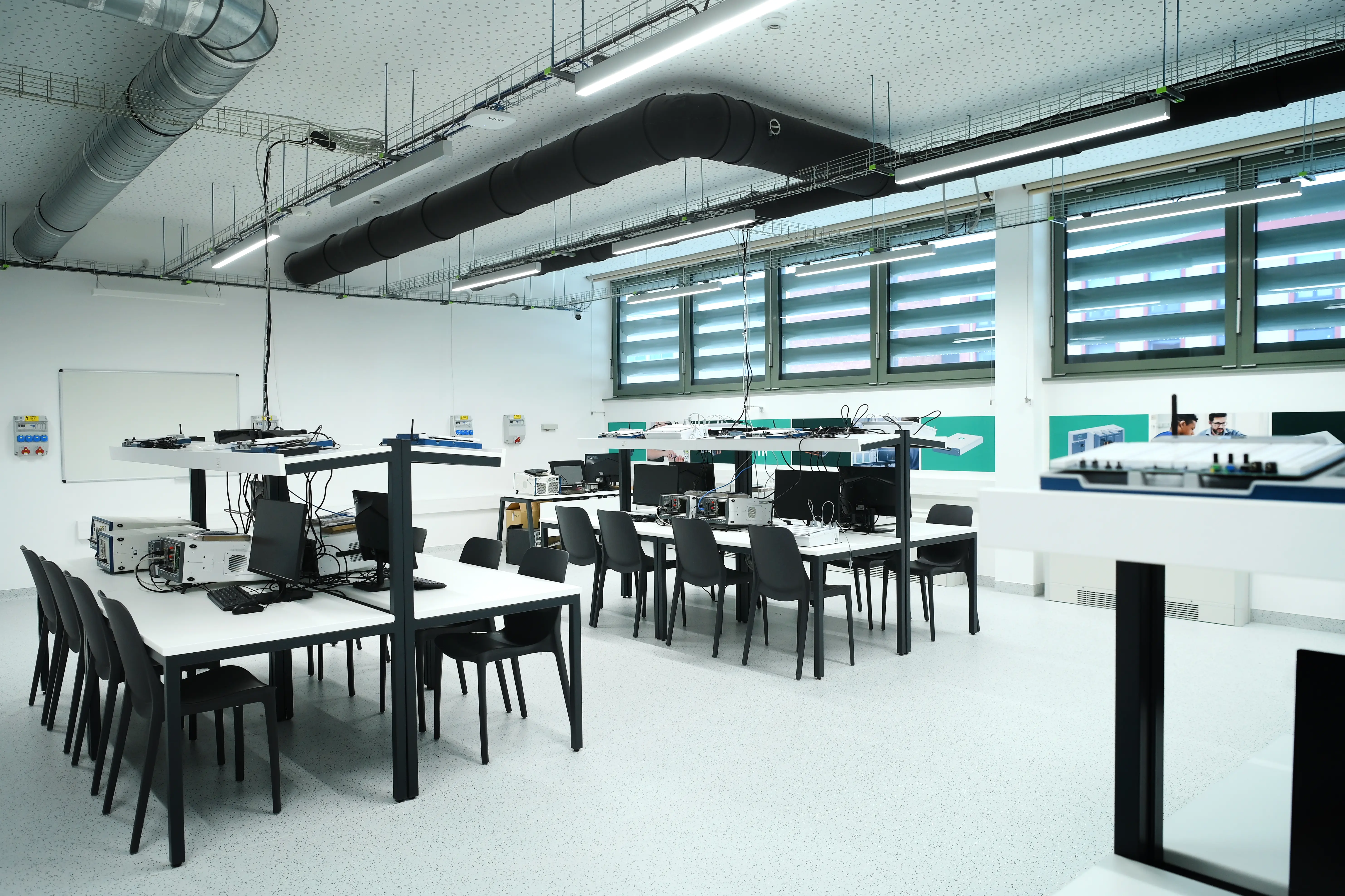 Be&aacute;gyazott Rendszerek &eacute;s M&eacute;r&eacute;stechnika NI-Emerson Laborat&oacute;rium