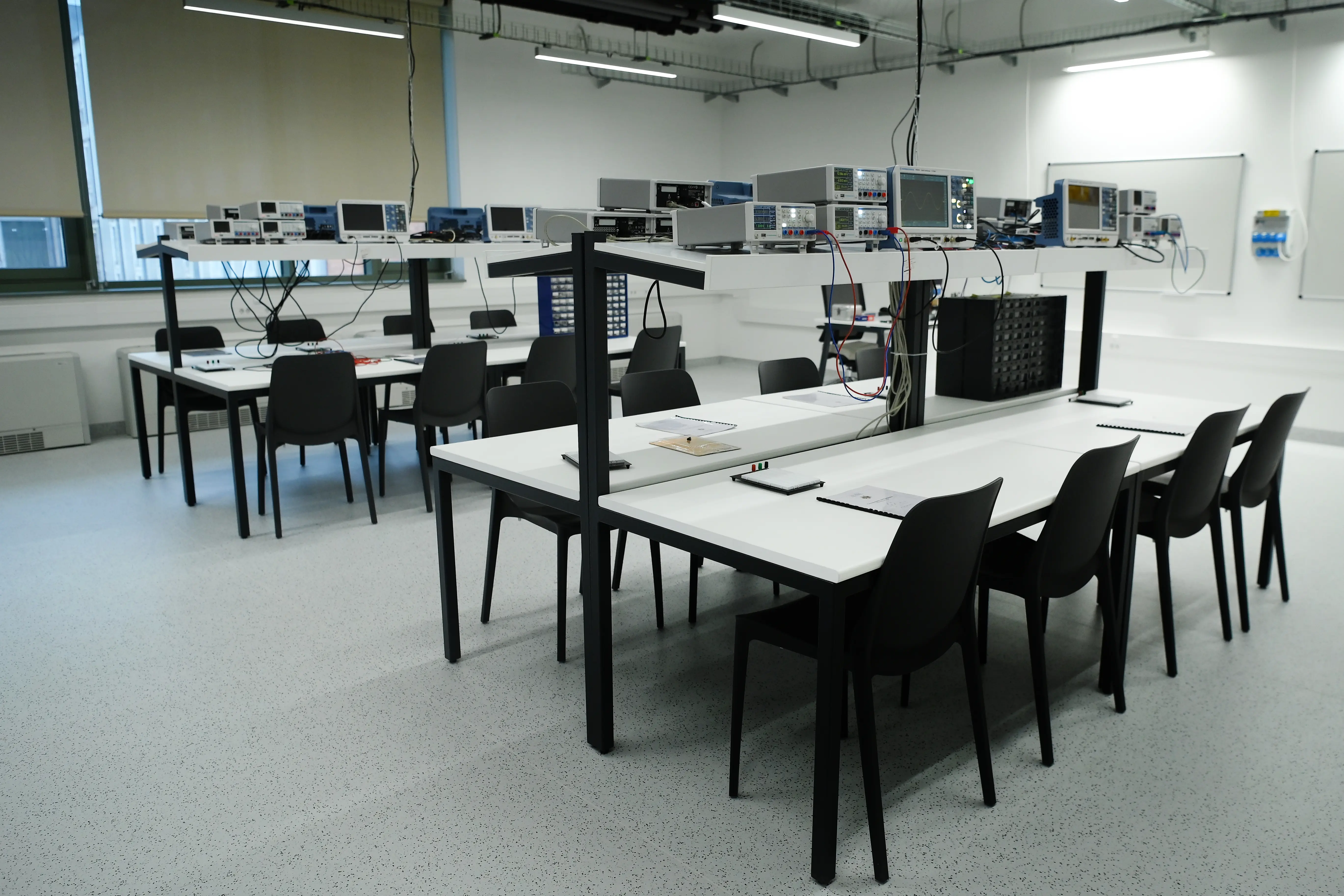 Elektrotechnika &eacute;s Elektronika Laborat&oacute;rium, Rohde & Schwarz Referencia Laborat&oacute;rium