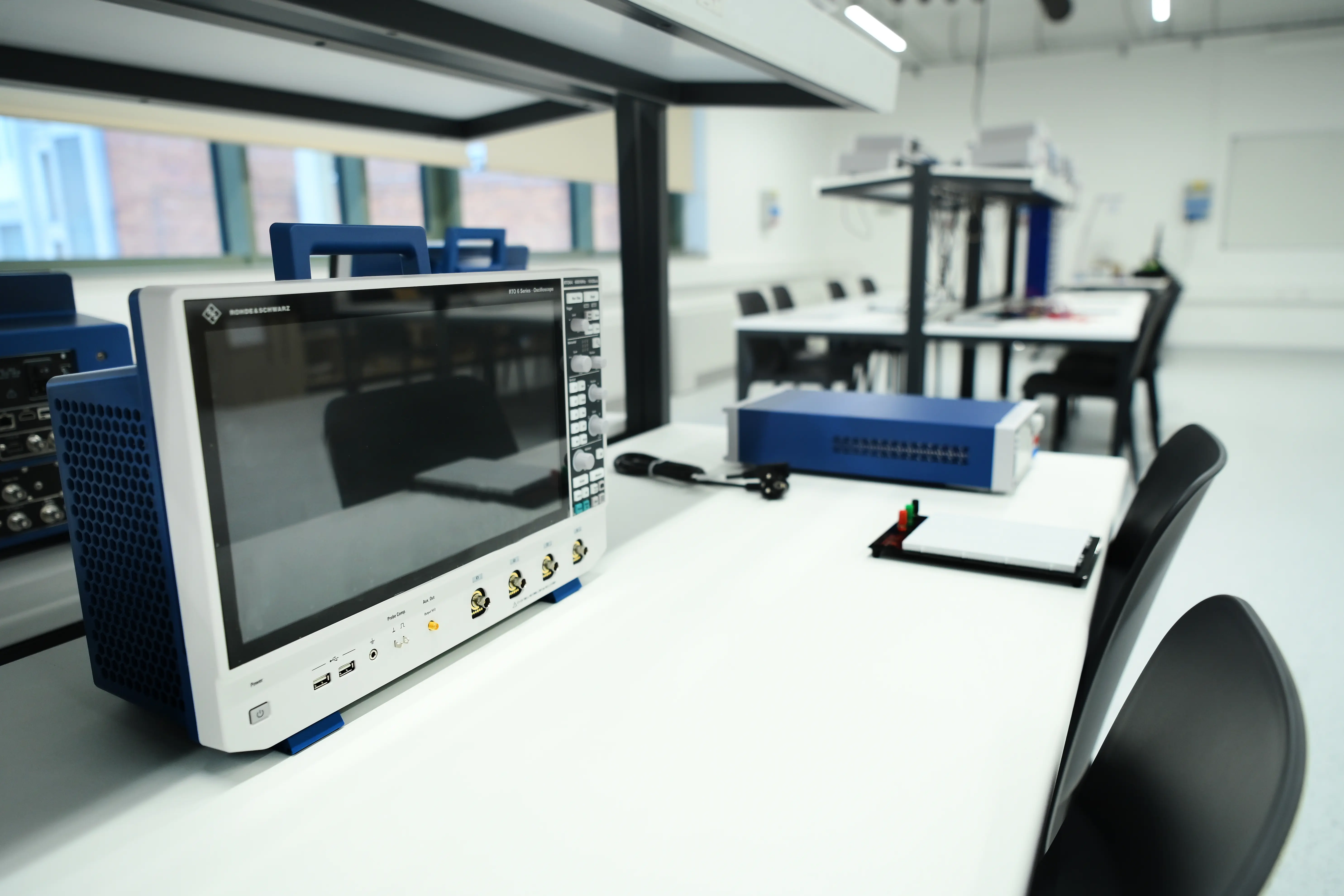 Elektrotechnika &eacute;s Elektronika Laborat&oacute;rium, Rohde & Schwarz Referencia Laborat&oacute;rium