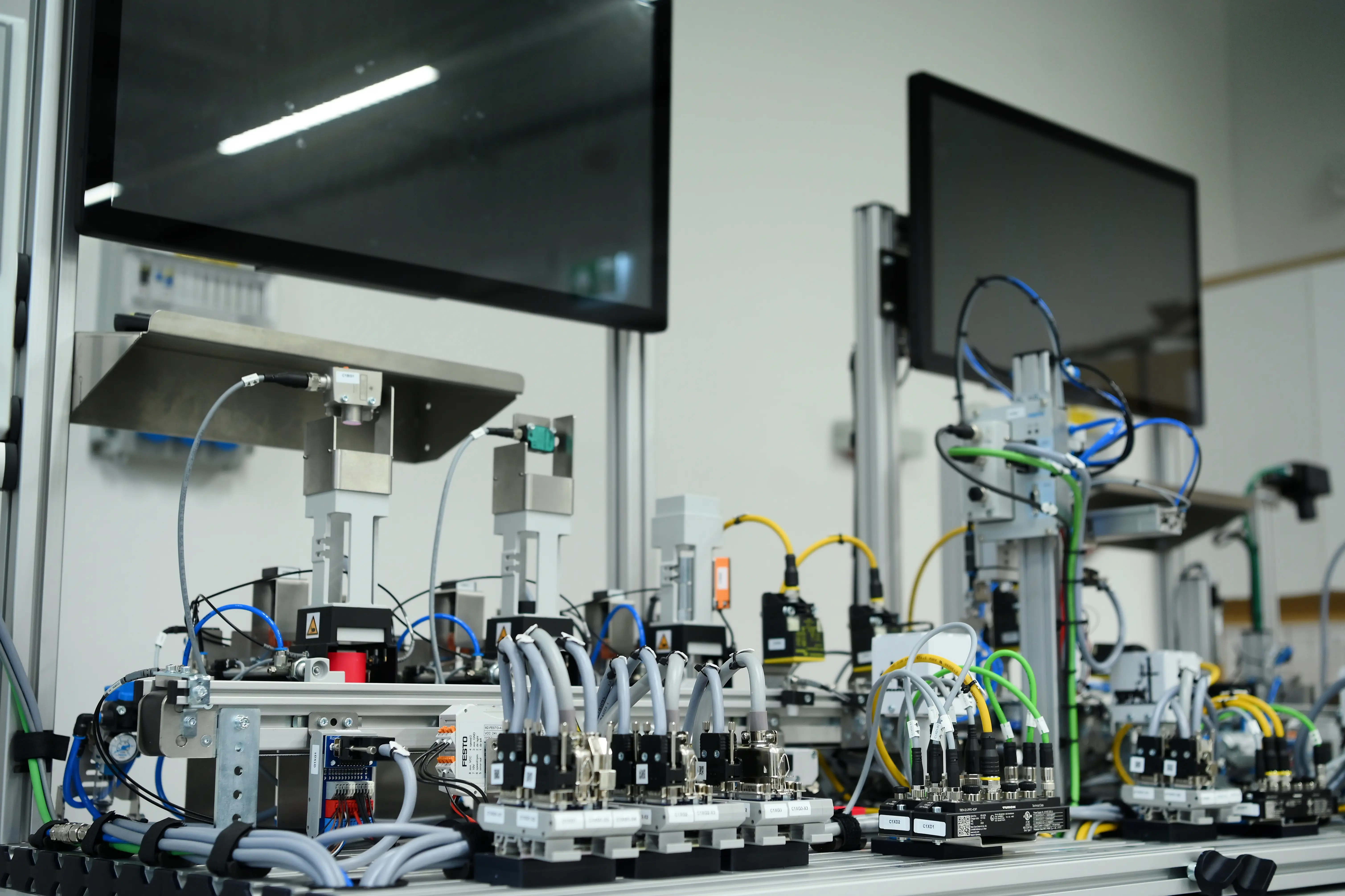 Robottechnika &eacute;s Ipar 4.0 laborat&oacute;rium